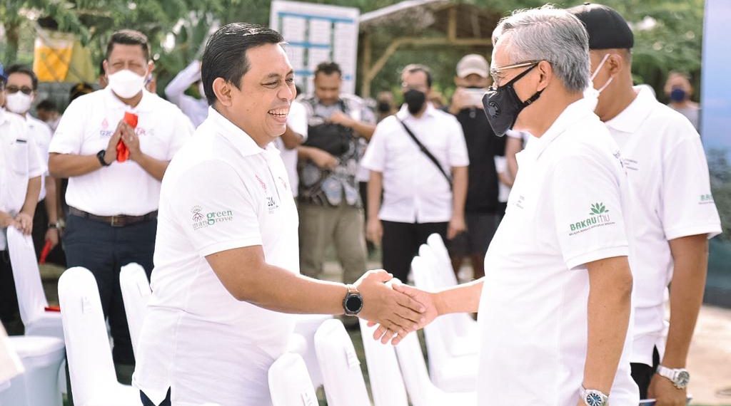 Dukung Ekonomi Berkelanjutan, BSI Bersama Industri Jasa Keuangan dan OJK Tanam 20.000 Pohon Bakau di Pesisir Pantai Bali