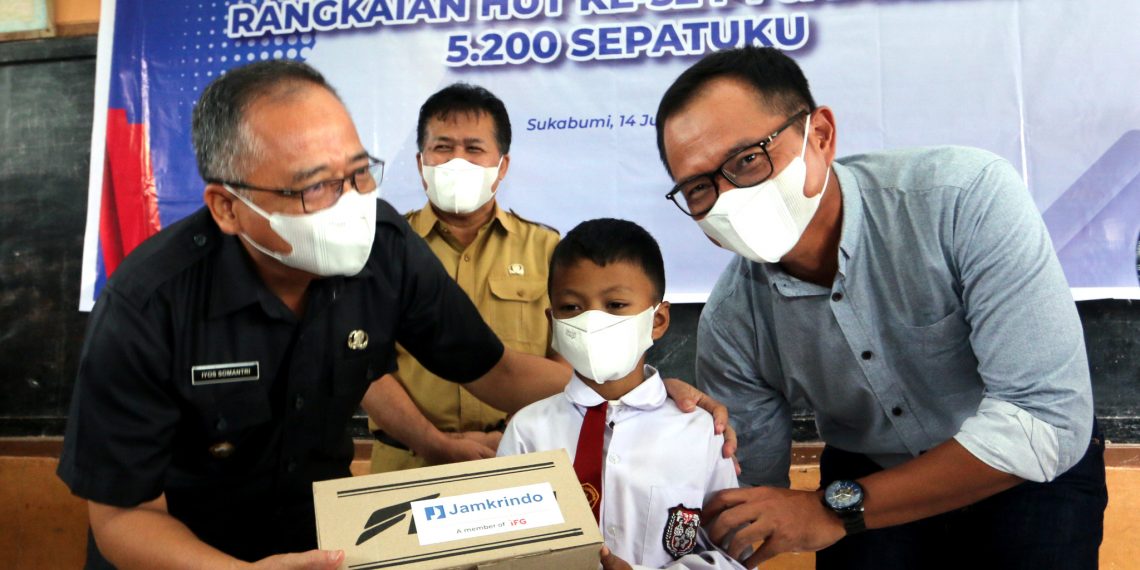 Jamkrindo Peduli Pendidikan 5. 200 Sepatuku