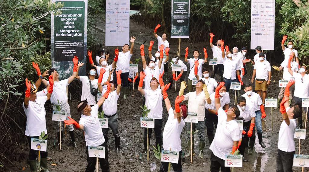Dukung Ekonomi Berkelanjutan BSI dan OJK Tanam Pohon