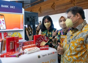 Menteri Airlangga Kunjungi Booth Bank DKI di Fekdi 2022