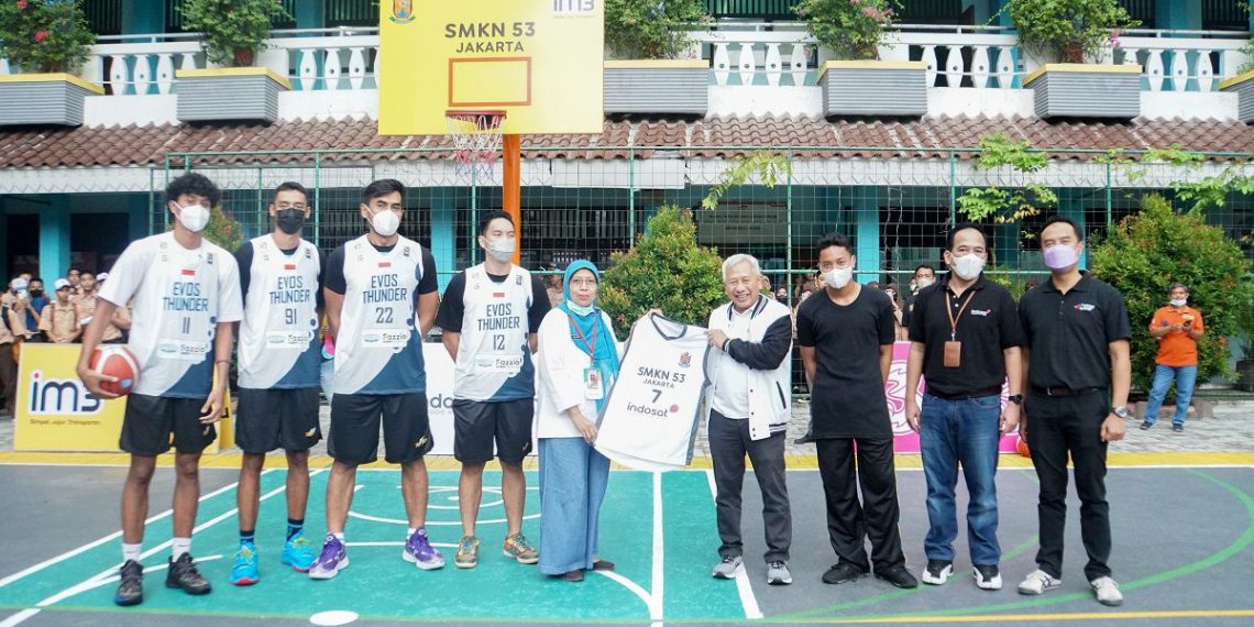 Melanjutkan Pemberdayaan Generasi Muda Indonesia, Indosat Ooredoo Hutchison Bawa Para Pemain IBL ke Sekolah di Indonesia