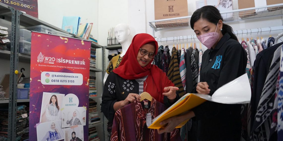 Dukung Pengembangan Pemberdayaan Perempuan CEO XL Axiata Kunjungi Workshop UMKM Perempuan