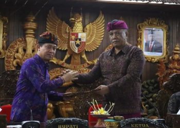 Tanda Tangani KUA PPAS-PAS APBD 2023, Bupati Klungkung Optimis PAD Naik