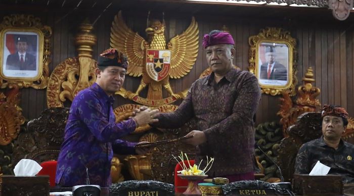 Tanda Tangani KUA PPAS-PAS APBD 2023, Bupati Klungkung Optimis PAD Naik