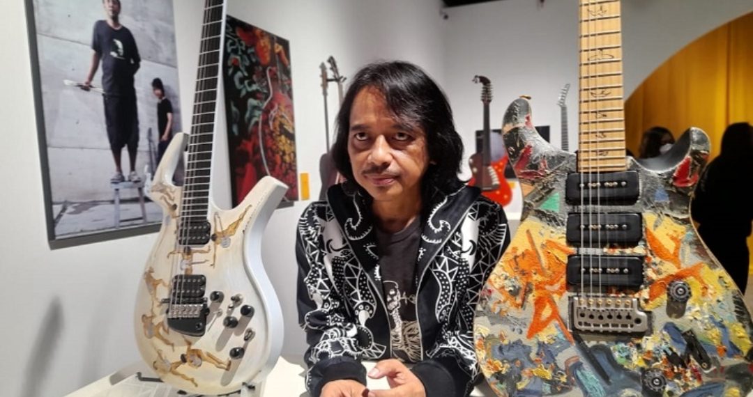 Dewa Budjana Lelang Koleksi Gitar Lukis untuk Amal