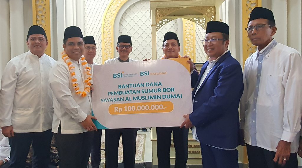 BSI dan BSI Maslahat Berikan Bantuan Dana Pembuatan Sumur Bor Yayasan Al Muslimin Dumai