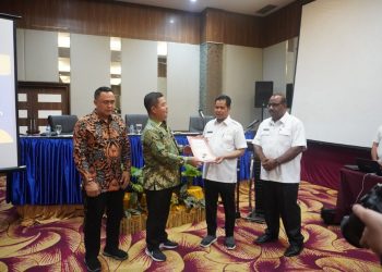Kemendagri Serahkan Hasil Asistensi Dokumen RKPD 2023 3 DOB Papua