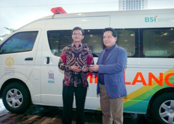 Dukung Layanan Kesehatan Masyarakat, BSI Beri Bantuan Ambulans untuk Kampus UI