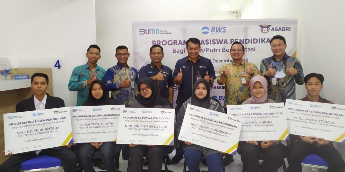 Asabri Serahkan Beasiswa Pendidikan Untuk Putra-Putri Tni Dan Polri