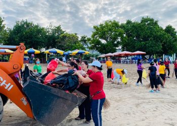 Sambut Hari Ibu, Ratusan Ibu PKK Semangat Bersih-bersih Pantai Legian