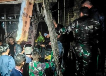 Yonif 721/Makkasau Bantu Masyarakat Padamkan Kebakaran