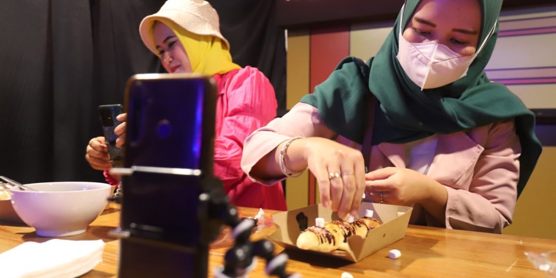 Perjalanan Helo di Indonesia