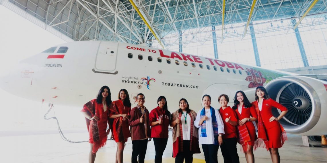 Indonesia AirAsia Bersama Tobatenun, BPODT, dan InJourney Dukung Pariwisata Nasional Melalui Livery Pesawat Bertema Danau Toba