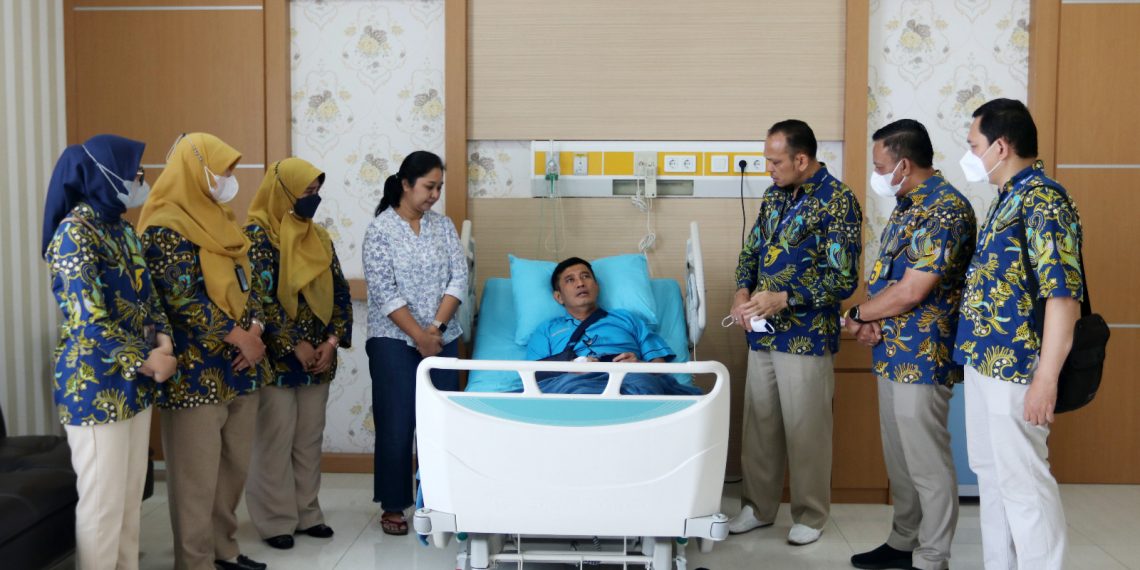 Direktur Hubungan Kelembagaan  Asabri Besuk Kapolda Jambi Dan Aggota Di Rs Bhayangkara TK. I R. Said Sukanto