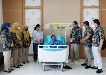 Direktur Hubungan Kelembagaan  Asabri Besuk Kapolda Jambi Dan Aggota Di Rs Bhayangkara TK. I R. Said Sukanto