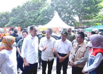 Presiden Jokowi Bersama Direksi Pertamina Kunjungi Pengungsi
