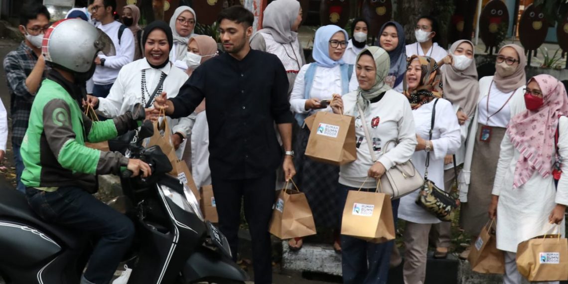 Pembagian Takjil untuk Masyarakat Sekitar Rumah BUMN Bank Mandiri