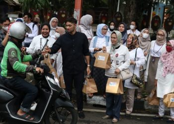 Pembagian Takjil untuk Masyarakat Sekitar Rumah BUMN Bank Mandiri