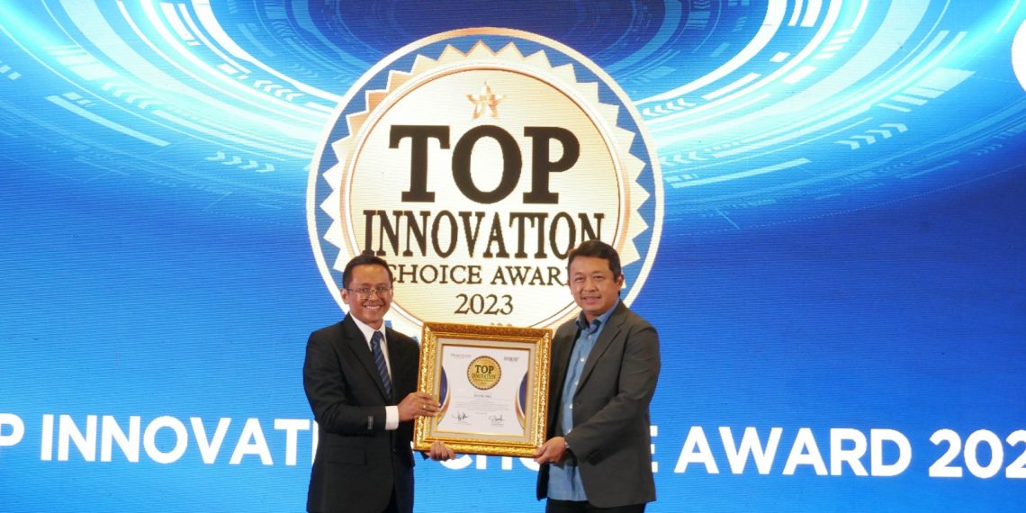 Inovasi Tarik Tunai Tanpa Kartu JakOne Mobile Bank DKI Diganjar Top Innovation Choice Award 2023