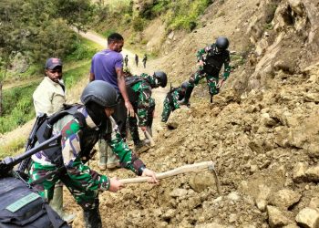 Gerak Cepat Prajurit Yonif 721/Mks Bantu Warga Atasi Tanah Longsor Di Lanny Jaya