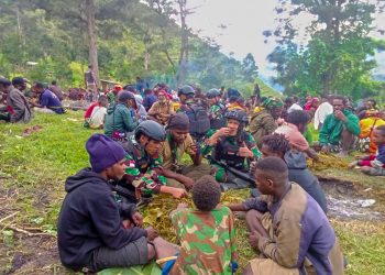 Kebersamaan Prajurit Yonif 721/Mks Dan Masyarakat Lanny Jaya Gelar Acara Bakar Batu