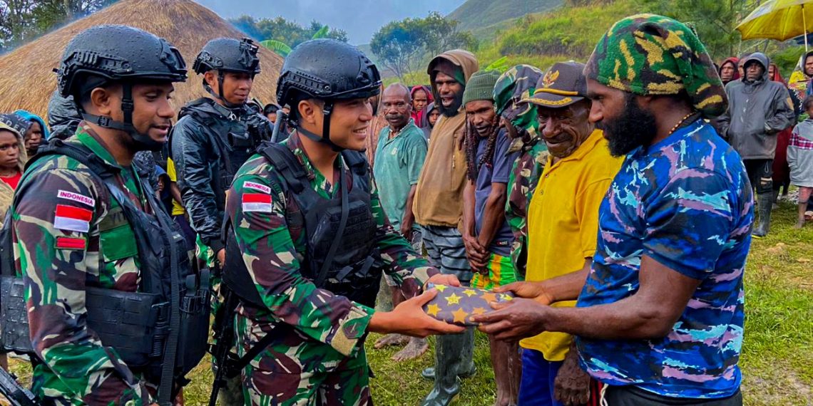 Antusiasme Masyarakat Lanny Jaya Sambut Prajurit Yonif 721/Mks Di Acara Tradisi Perkenalan Warga Baru
