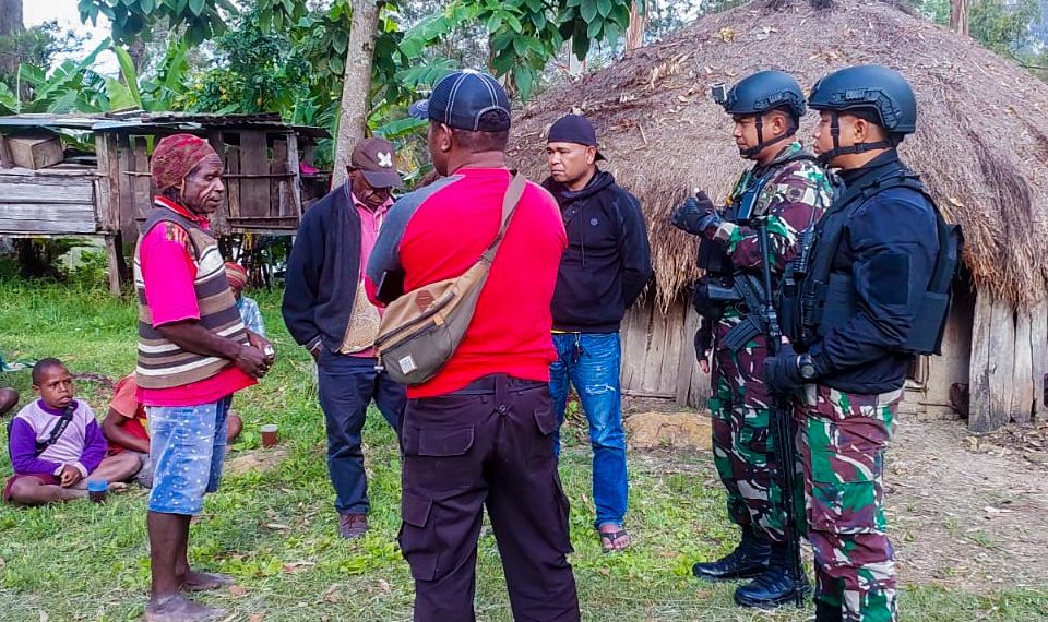 Sinergitas Satgas Yonif 721/Mks Dengan Polsek Pirime Mencari Warga Yang Hilang Di Sungai Baliem