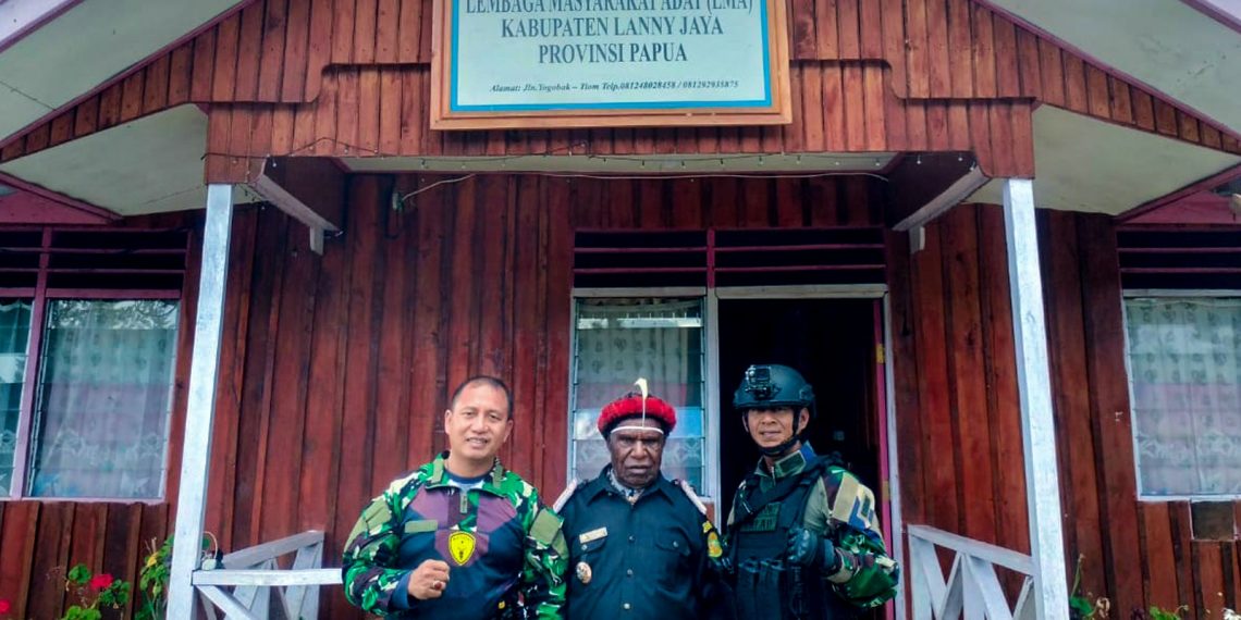 Menjaga Hubungan Baik Dengan Masyarakat, Dansatgas Yonif 721/Mks Kunjungi Ketua LMA Kab Lanny Jaya