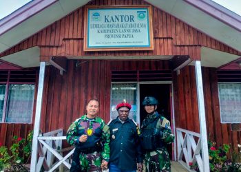 Menjaga Hubungan Baik Dengan Masyarakat, Dansatgas Yonif 721/Mks Kunjungi Ketua LMA Kab Lanny Jaya