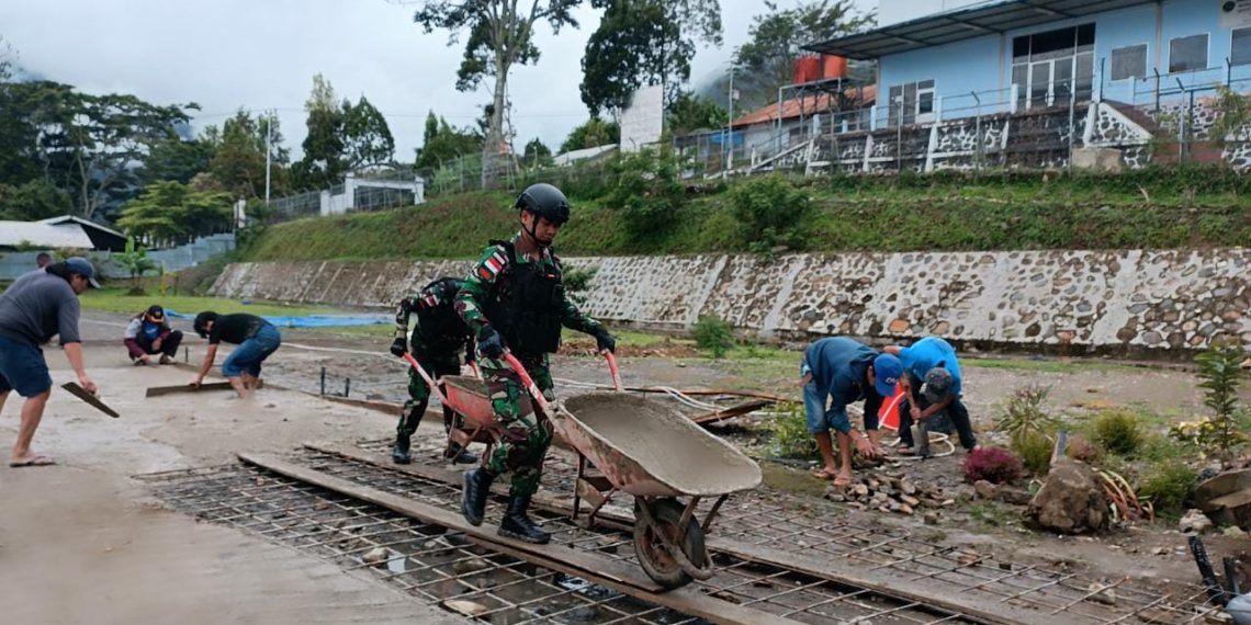 Prajurit Yonif 721/Mks bersama Warga Distrik Karubaga melaksanakan Karya Bakti membangun Jalan Gereja