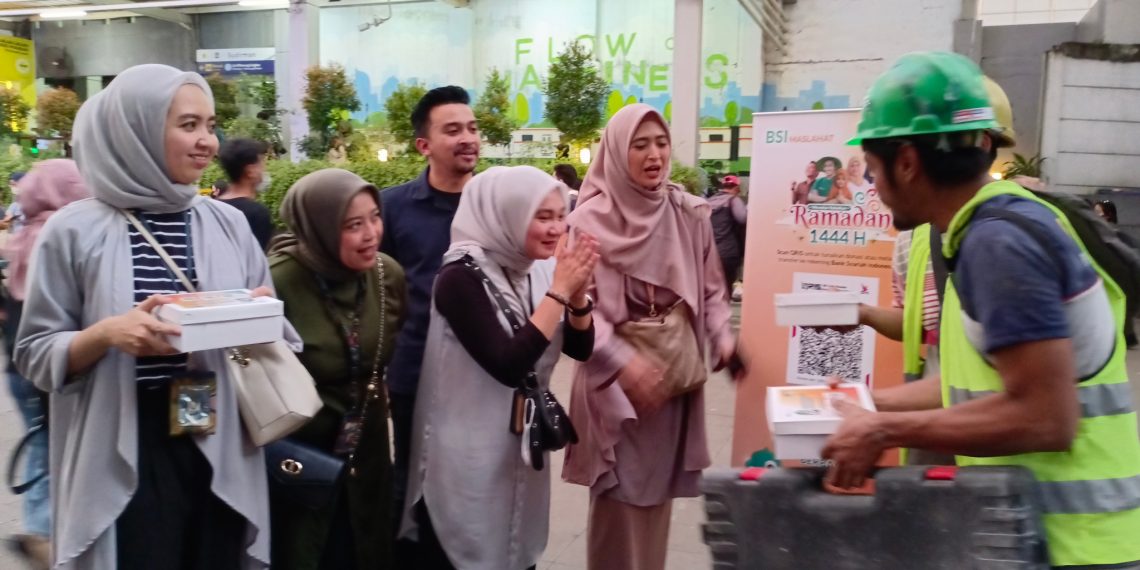 BSI Maslahat Menebar Kebaikan Ramadan Melalui Paket Berbuka di Stasiun Sudirman