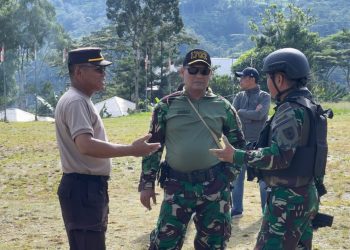 Jalin Sinergitas, Prajurit Yonif 721/Mks Bersama Forkopimda dan Masyarakat Karubaga Gelar Karya Bakti