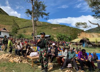 Dukung Pembangunan Gereja, Satgas Yonif 721/Mks Bersama Masyarakat Lanny Jaya Gelar Acara Bakar Batu