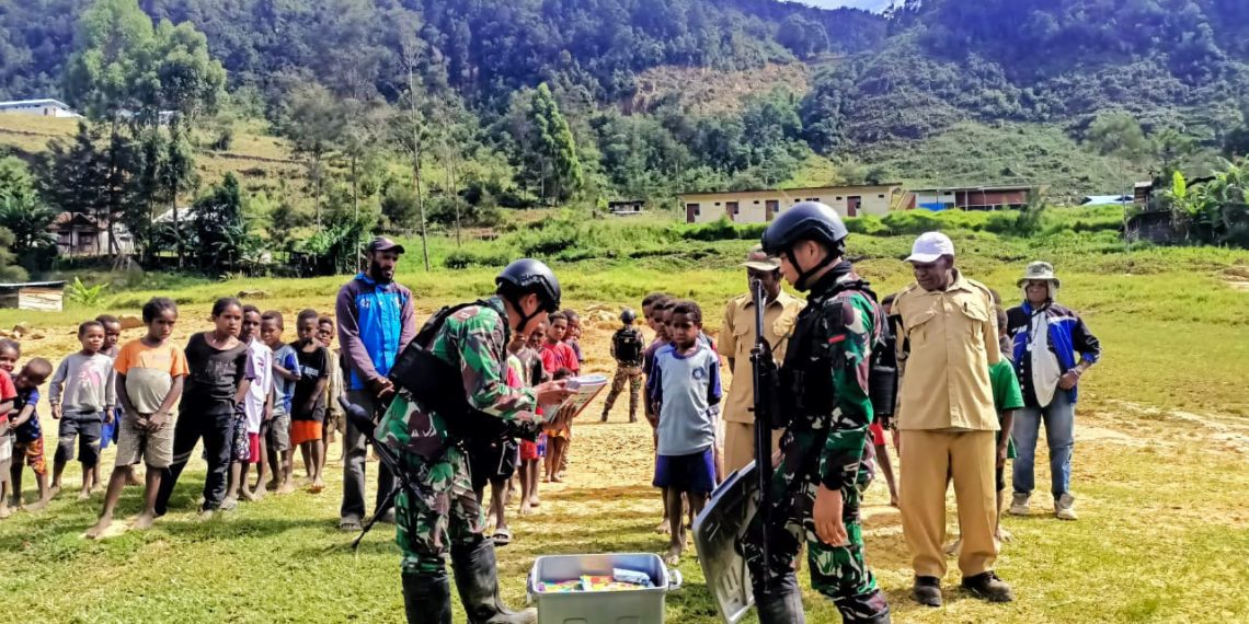 Siapkan Penerus Bangsa, Satgas Yonif 721/Mks Berikan Bantuan Alkap Sekolah Untuk Siswa SD Di Papua