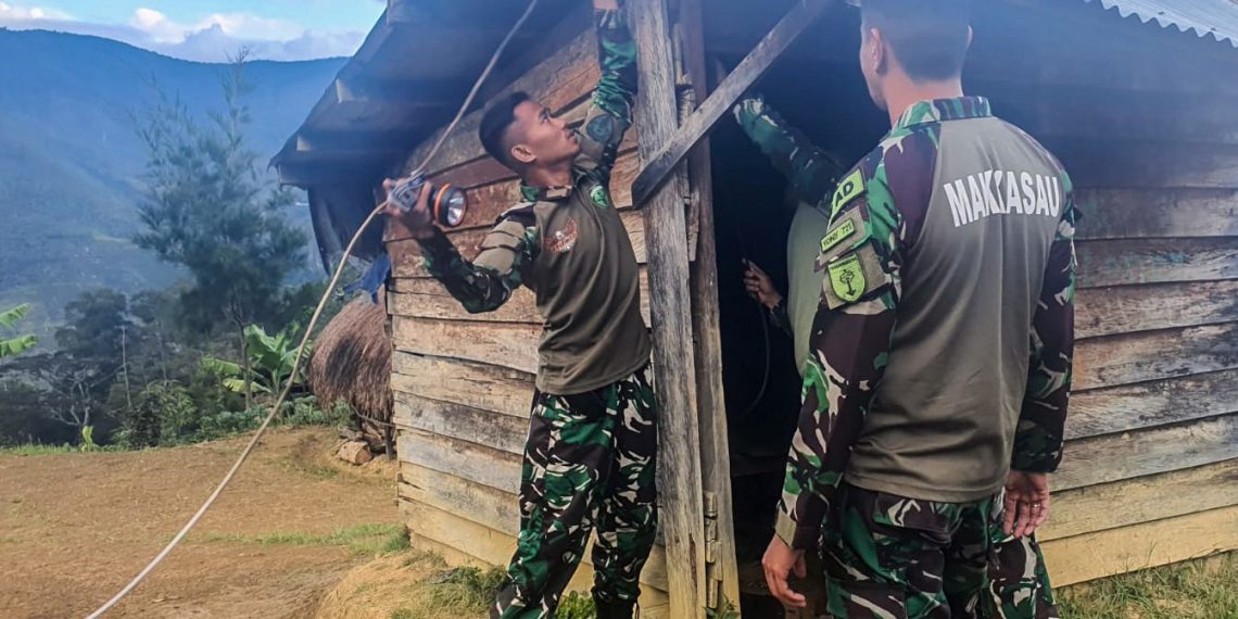 Berikan Penerangan di Honai dan Kantor Gereja, Satgas Yonif 721/Mks Pasang Instalasi Listrik