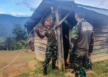 Berikan Penerangan di Honai dan Kantor Gereja, Satgas Yonif 721/Mks Pasang Instalasi Listrik