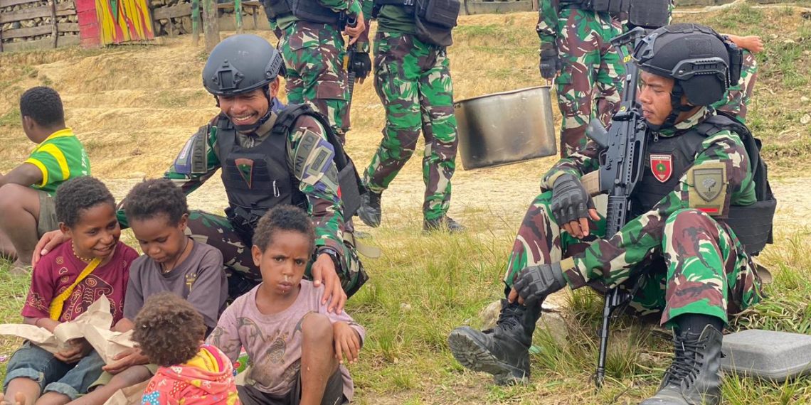 Pesan Ondoafi Saat Warga Dan Satgas Yonif 721/Mks Makan Bersama