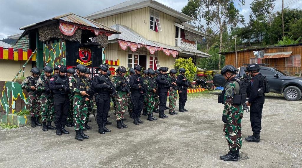Sinergi Satgas Yonif 721 Bersama Brimob Ciptakan Ketertiban Dan Kondusifitas Di Tolikara