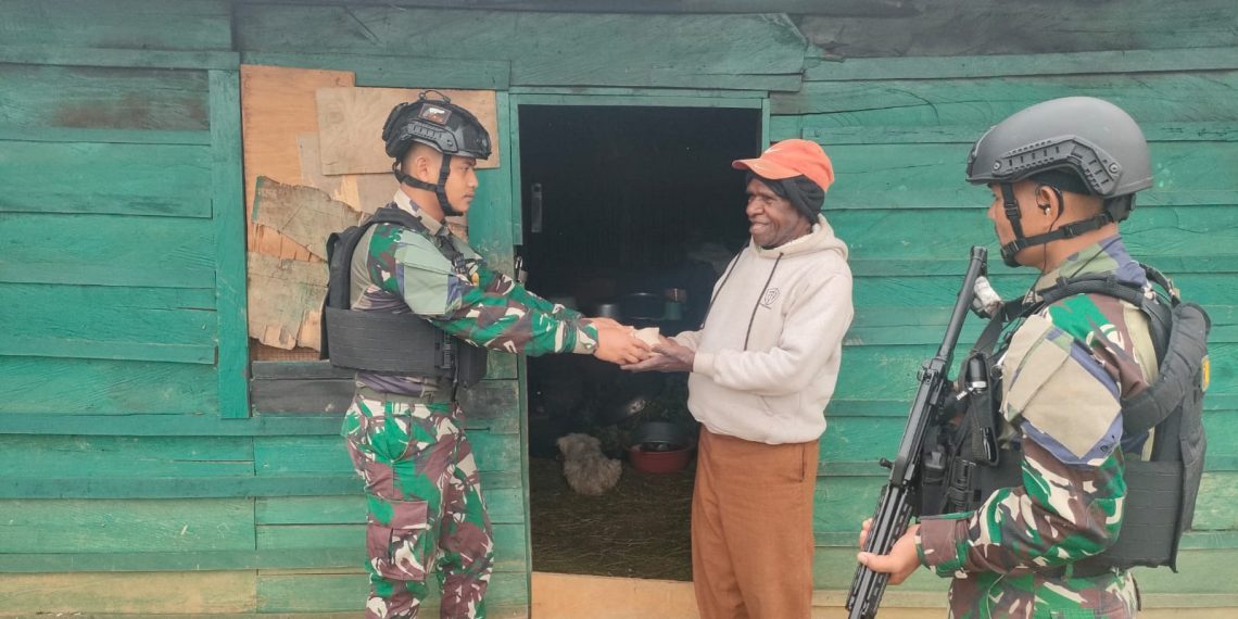 Respon Kepala Suku Kepada Satgas Yonif 721/Mks Saat Bagikan Sarapan Pagi