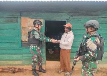 Respon Kepala Suku Kepada Satgas Yonif 721/Mks Saat Bagikan Sarapan Pagi