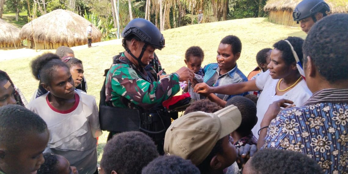 Keceriaan Masyarakat Gereja Konikme Saat Satgas Yonif 721/Mks Bagikan Sembako Dan Baju Ibadah
