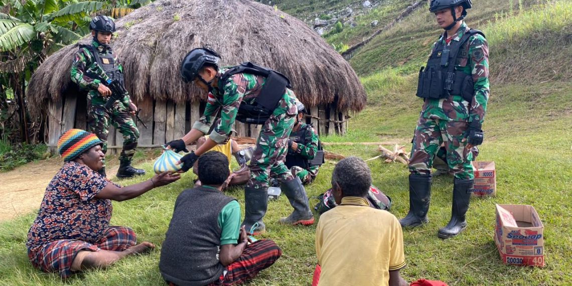 Jumat Berkah, Prajurit Yonif 721/Mks Hadir Untuk Masyarakat Papua