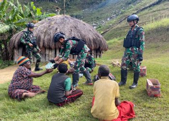 Jumat Berkah, Prajurit Yonif 721/Mks Hadir Untuk Masyarakat Papua