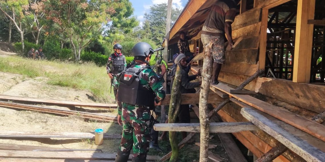Prajurit Yonif 721/Mks Bersama Warga Tima Gelar Karya Bakti Membangun Aula Gereja
