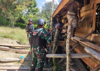 Prajurit Yonif 721/Mks Bersama Warga Tima Gelar Karya Bakti Membangun Aula Gereja