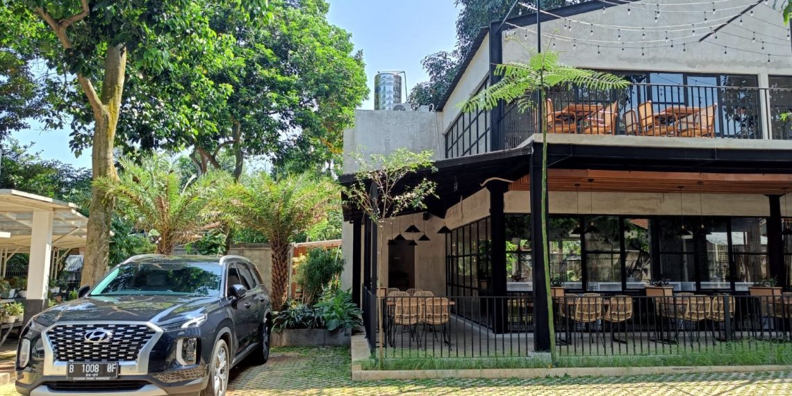 BERLARIS KAFE dan RESTO yang Hijau dan Asri : Surga Kuliner Tropis di Pinggiran Kota