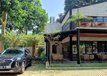 BERLARIS KAFE dan RESTO yang Hijau dan Asri : Surga Kuliner Tropis di Pinggiran Kota