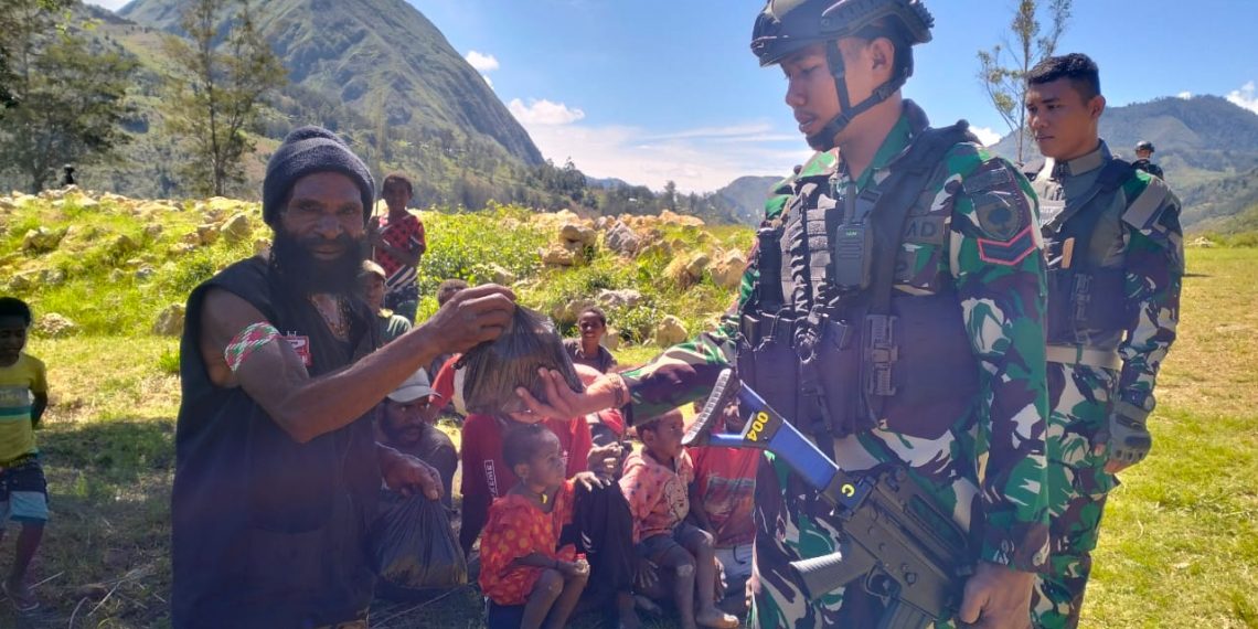 Bantu Kesulitan Warga, Satgas Yonif 721/Mks Bangun Honai Dan Rumah Bapak Gembala