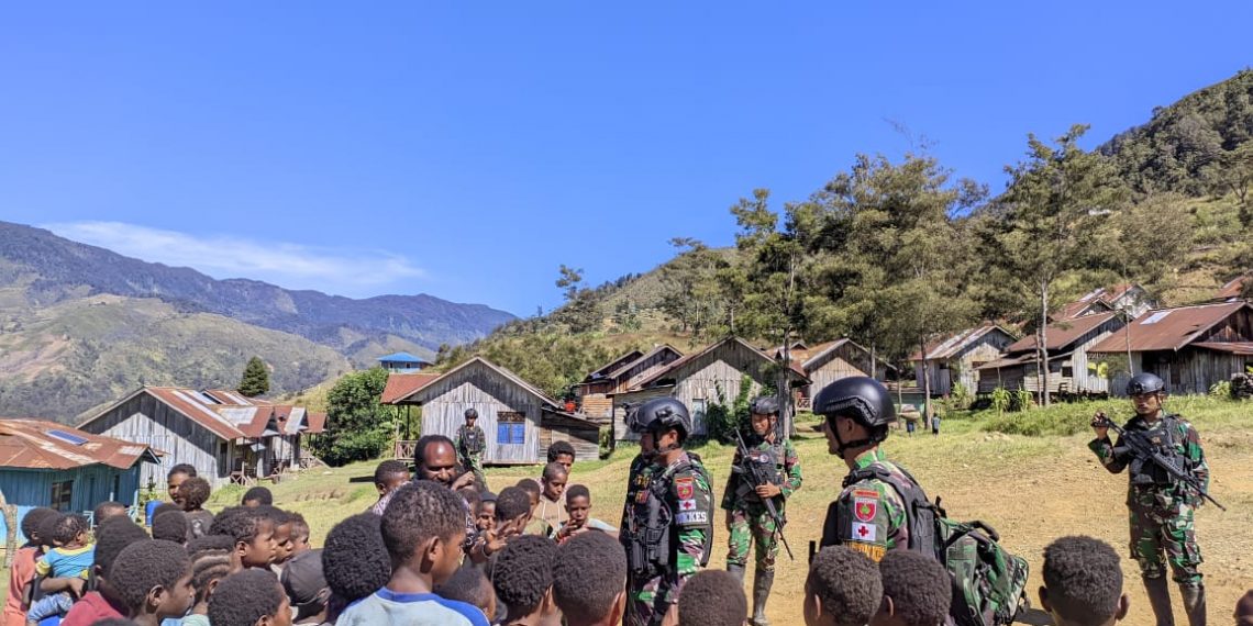 Patroli Pelayanan Kesehatan dari Satgas Yonif 721/Mks untuk Masyarakat Papua.