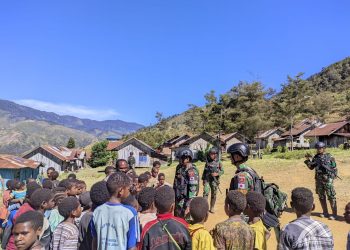 Patroli Pelayanan Kesehatan dari Satgas Yonif 721/Mks untuk Masyarakat Papua.